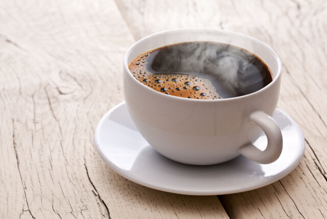 DRIKKE KAFFE: Eksperten forteller at noen tåler koffein bedre enn andre, og kan dermed drikke flere kopper. Foto: volff - Fotolia DRIKKE KAFFE: Eksperten forteller at noen tåler koffein bedre enn andre, og kan dermed drikke flere kopper. Foto: volff - Fotolia